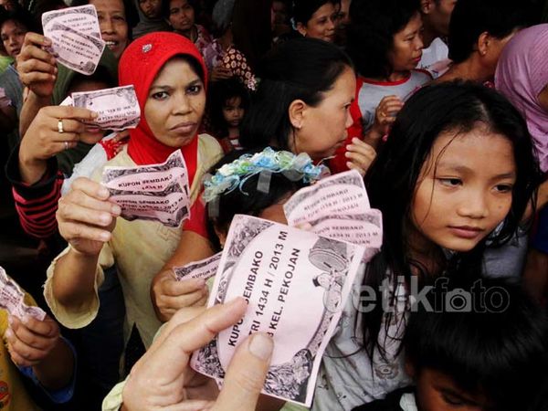 Sembako Gratis Terus Diserbu