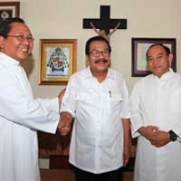 Pakde Karwo Kunjungi Keuskupan Surabaya