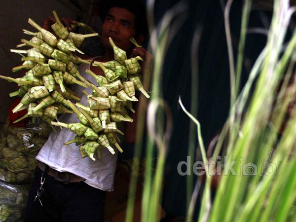 Jelang Lebaran Pedagang Bungkus Ketupat Marak