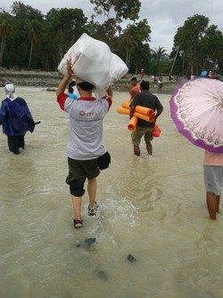 Jelang Lebaran, Mukena dan Sajadah Dikirim untuk Korban Bencana Way Ela