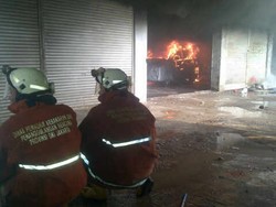 Kebakaran di Bioskop Tambora Gara-gara Bakar Sampah, 5 Mobil Hangus