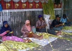 Jelang Lebaran, Pedagang Selongsong Ketupat di Yogya Gelar Dagangan
