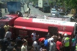 Pertamina Tengah Evakuasi Tangki Terguling di Pintu Tol Cikupa