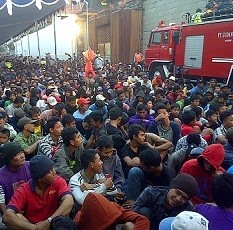 Sejak Subuh, Ribuan Orang Antre Sedekah Perusahaan Rokok