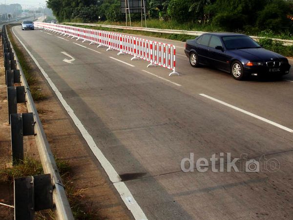 Tol JORR Cikunir Dipasangi Pembatas Jalan