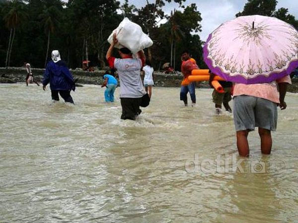 Ratusan Mukena Dikirim untuk Korban Bencana Way Ela 