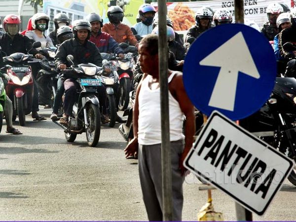 Pemudik Motor Lintasi Bekasi Pemudik Motor Lintasi Bekasi