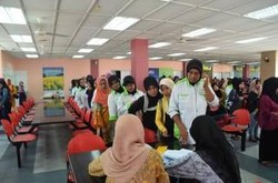 Ketika Pelajar RI Saling Berbagi dengan TKI di Malaysia Selama Ramadan
