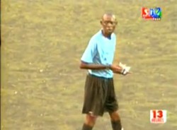 Hebat! Wasit Senegal Ini Hentikan Sejenak Pertandingan untuk Buka Puasa
