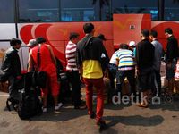 Pemudik Masih Padati Terminal Rawamangun