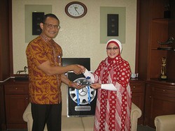 Kaget, Anggraini Dapat Hadiah Mercedes-Benz C-Class