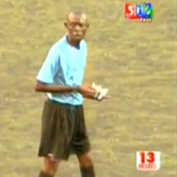 Wasit Senegal Ini Hentikan Pertandingan Sejenak untuk Buka Puasa