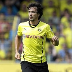 Barca Tak Buru-buru Cari Bek Tengah Baru