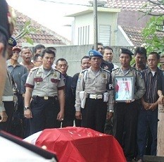 Jenazah Ipda Anumerta Dwiyatna Dimakamkan