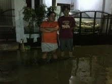 Tanggul Jebol, Warga Taman Duta Depok Takbiran di Tengah Banjir