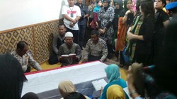 Tiba di Rumah Duka, Jasad Aiptu Dwiyatna Disambut Isak Tangis Keluarga
