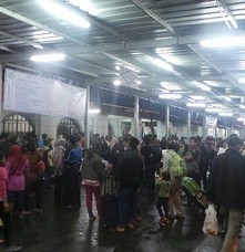 Malam Takbiran, Pemudik Masih Ramai di Stasiun Senen
