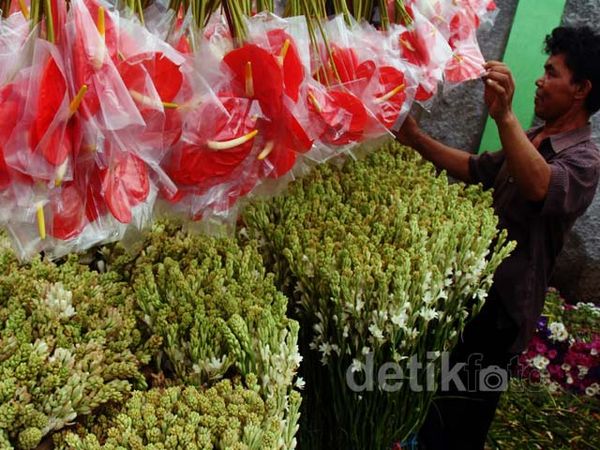 Pasar Bunga Rawa Belong Diserbu Pembeli