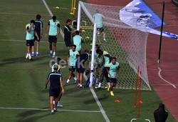 Pada sesi itu tim pelatih membagi tim jadi tiga kelompok. Beberapa pemain berlatih penguasaan bola, ada juga yang fokus pada latihan akselerasi dan fisik, sedangkan para penjaga gawang asyik bertiga berlatih dengan pelatih kipernya.