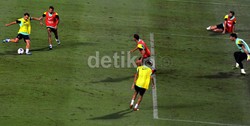 Setelah itu tim kembali dibagi tiga, dan mereka diinstruksikan berlatih simulasi pertandingan mini, tujuh lawan tujuh. Setiap tim saling bertemu satu sama lain dalam beberapa kesempatan.