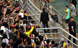 Ketika para pemain melakukan pendinginan, Messi paling pertama meninggalkan lapangan.