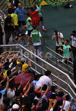 Sebelum meninggalkan lapangan, beberapa pemain membagikan bola serta rompi kepada para penonton. Ada pula yang meladeni permintaan foto.