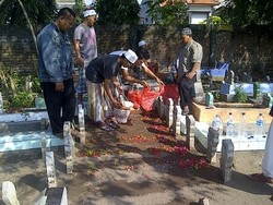 Menengok Tradisi Ziarah Makam Leluhur Saat Jelang Lebaran di Surabaya