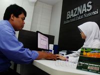 Hari Terakhir Ramadan, Warga Ramai Bayar Zakat