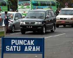 Lebaran Hari Pertama, Mobil Jakarta Mulai Penuhi Puncak