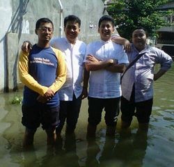 Air Menggenang, Warga Taman Duta Depok Lebaran di Tengah Banjir Air Menggenang, Warga Taman Duta Depok Lebaran di Tengah Banjir