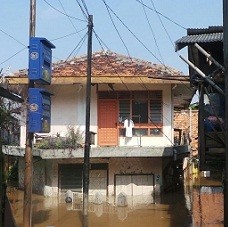 Warga Kampung Pulo Rayakan Lebaran di Tengah Banjir
