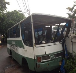 Kopaja Tabrak Rumah Mewah di Kebayoran