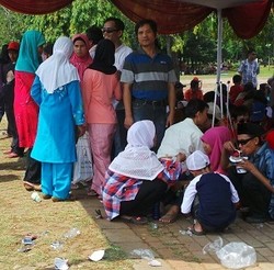 Lebaran Hari Pertama Monas Ramai Dikunjungi Pengunjung