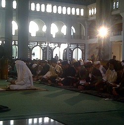 Ribuan Umat Muslim Salat Ied di Masjid Al Akbar Surabaya