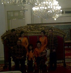 Presiden SBY Sungkeman Bersama Keluarga di Istana