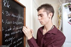 Tak Punya Memori, Hidup Remaja Ini Bergantung pada Alarm dan Catatan Kecil