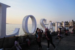 Menikmati Pantai Losari di Pagi Hari yang Fitri