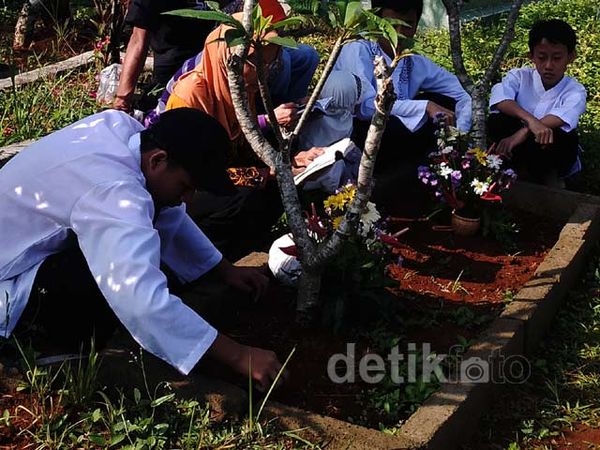 Lebaran, Pemakaman Diserbu Warga