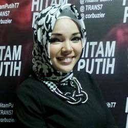 Dewi Sandra Sedih Lebaran Tanpa Orangtua