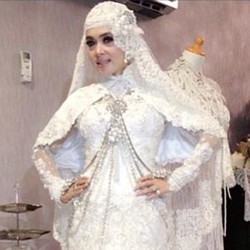 Lebaran, Syahrini Tampil Glamor dengan Royal Dress Nusantara