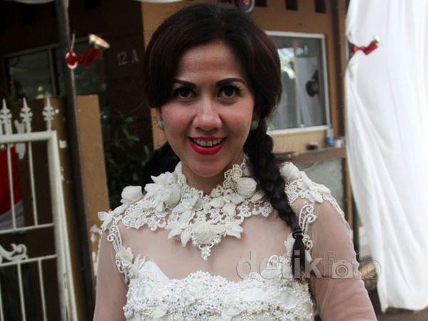 Venna Melinda Berkebaya Saat Lebaran