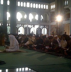  Ribuan Muslim Salat Id di Masjid Al Akbar Surabaya 