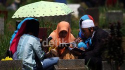 Lebaran, Umat Muslim Ramai Berziarah ke Pemakaman Umum