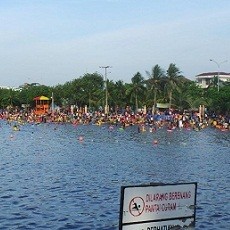  Pengunjung Padati Pantai Ancol