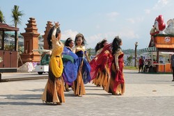 Liburan, Jungleland Punya Kampung Lebaran