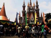 Taman Mini Dipadati Pengunjung
