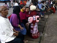 Puluhan Orang Datangi Rumah Jokowi