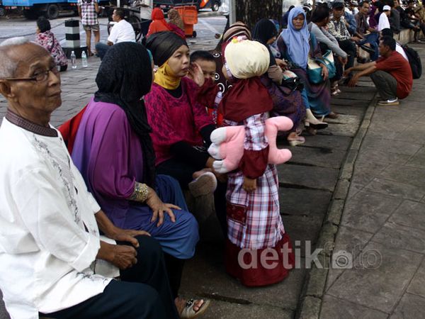 Puluhan Orang Datangi Rumah Jokowi