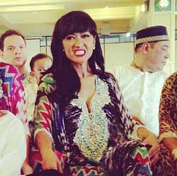 Syahrini Punya Royal Dress Nusantara, Jupe Punya Royal Seksi