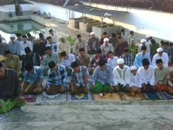 Jamaah Naqsabandiyah Kholidiyah di Jombang Salat Id Hari Ini